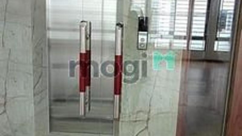 Hình ảnh Bán nhà Lạc Long Quân ô tô tránh 73m2 x 7 tầng thang máy, 17.5 tỷ