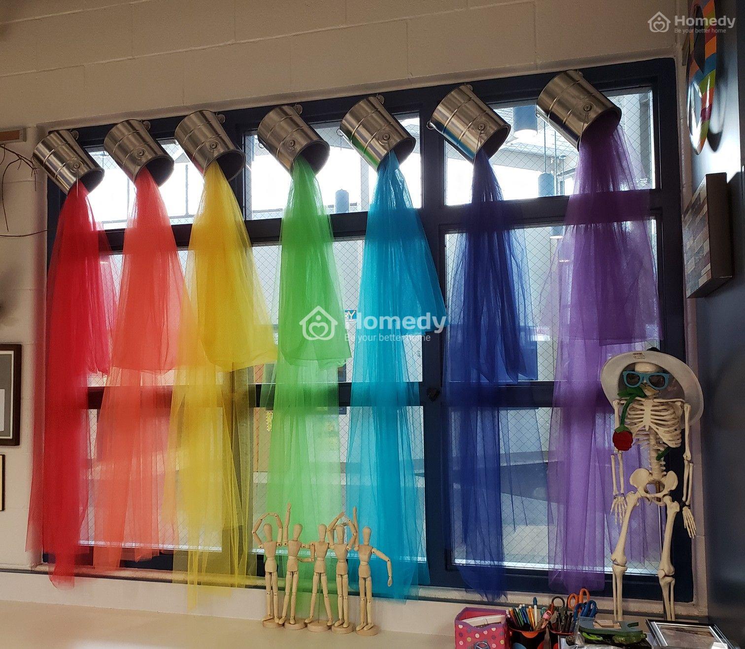 Những học sinh tiểu học sẽ được trải nghiệm một không gian học tập mới nhẹ nhàng và dễ chịu với các trang trí cửa sổ lớp học tiểu học đầy màu sắc và sinh động. Chúng tôi tin rằng việc trang trí cửa sổ sẽ giúp các em hiểu về màu sắc và tạo ra sự yêu thích hơn đối với học tập.